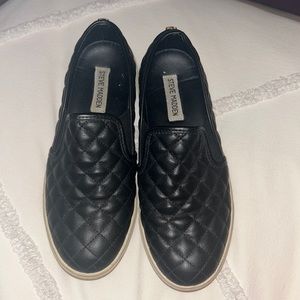 STEVE MADDEN BLACK SHOES, size 8.5, worn a lot but doesn't show much wear